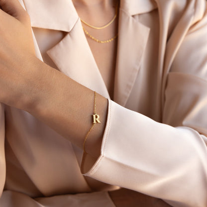 Pulsera con inicial del boletín informativo
