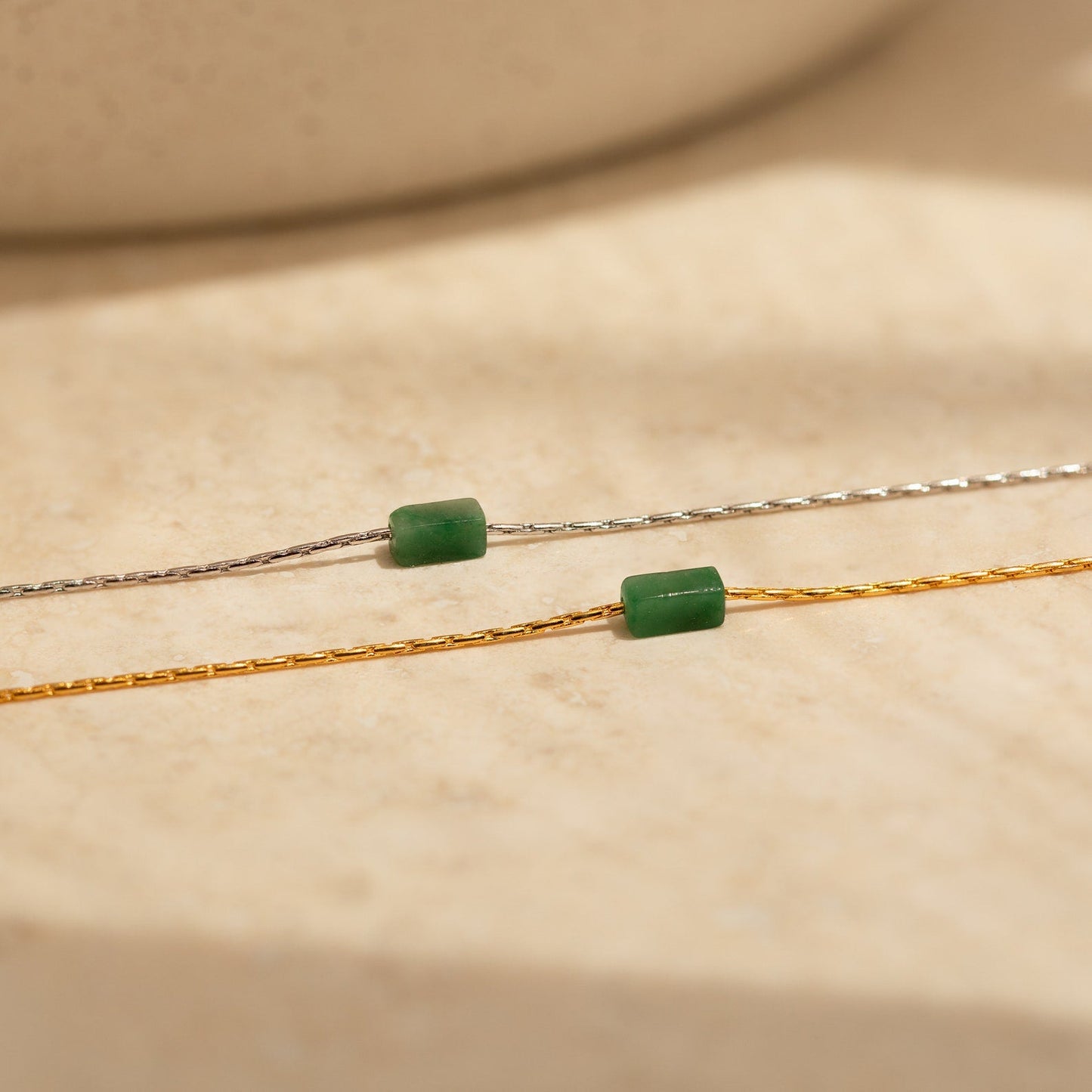 Delicado collar con barra de jade