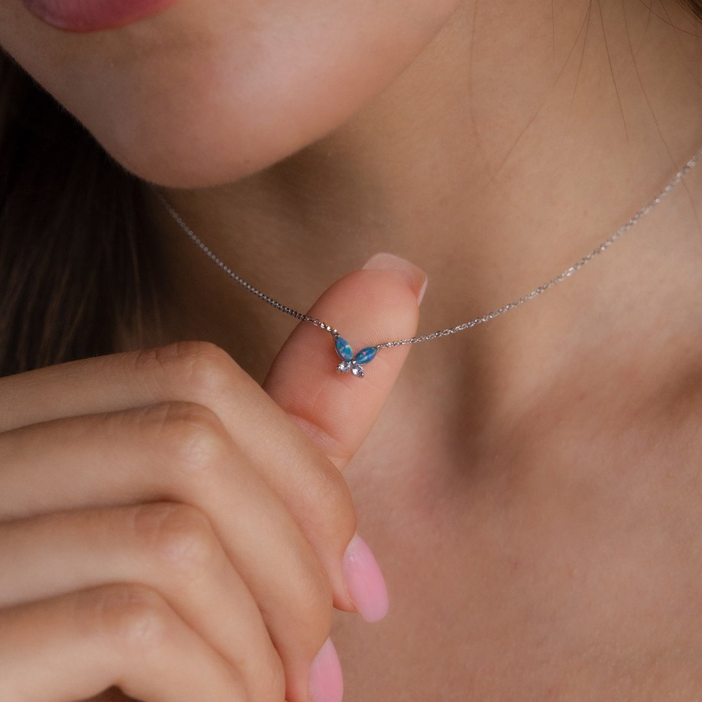 Collar de mariposa de ópalo azul