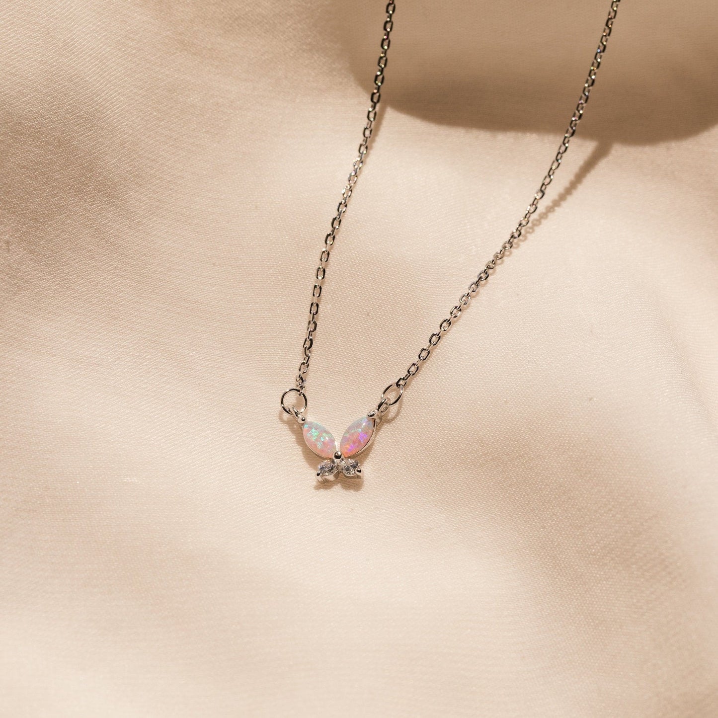 Collar de mariposa de ópalo rosa