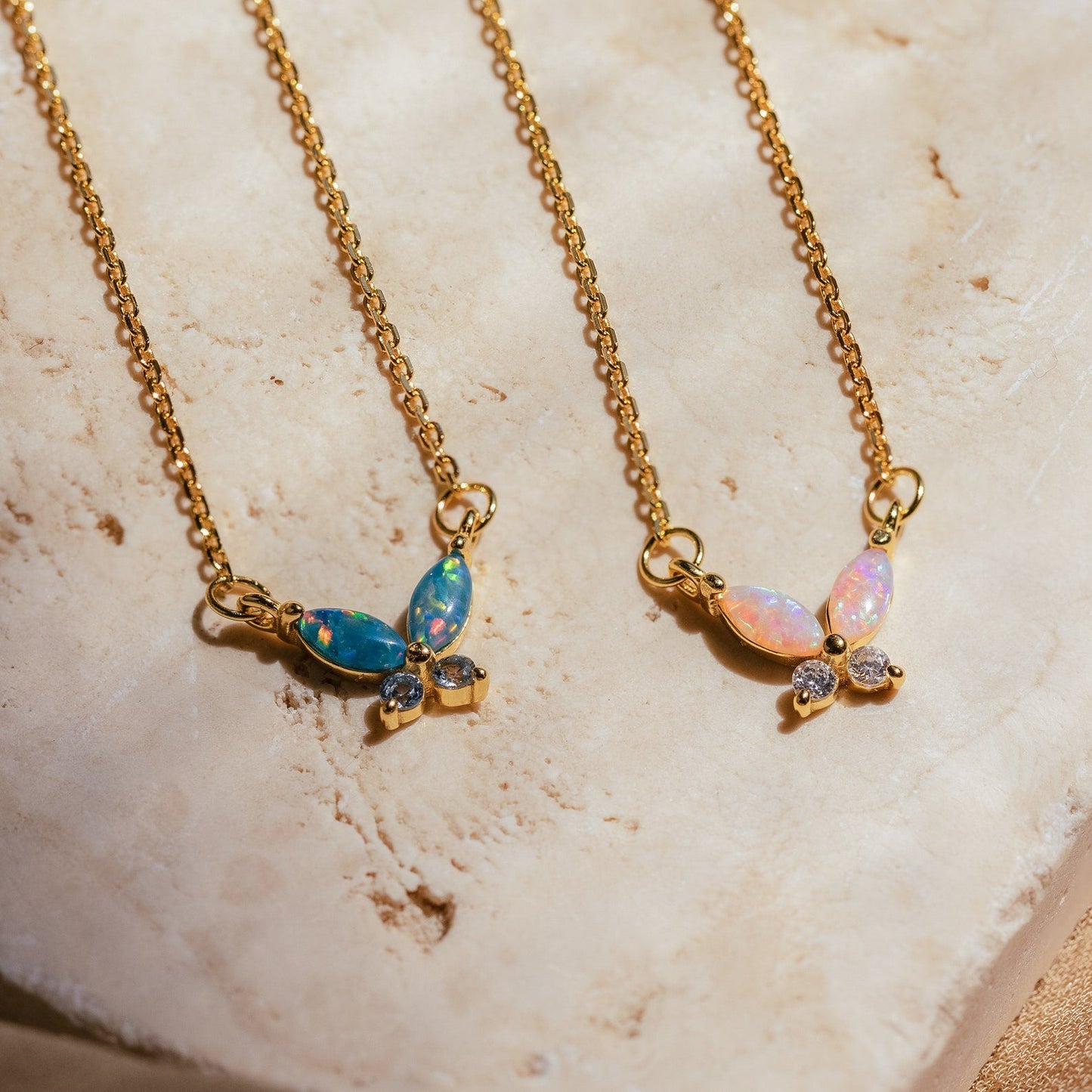 Collar de mariposa de ópalo azul