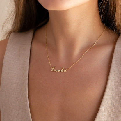 Delicado collar con nombre y burbujas