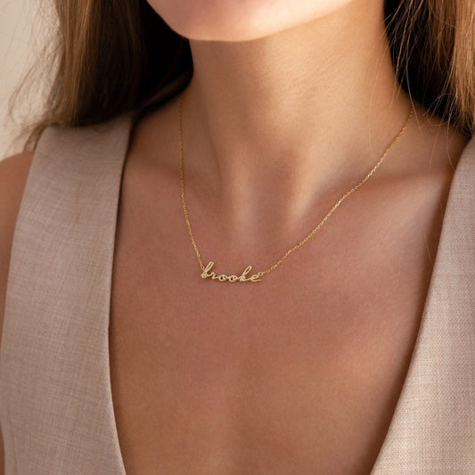 Delicado collar con nombre y burbujas