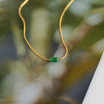 Delicado collar con barra de jade