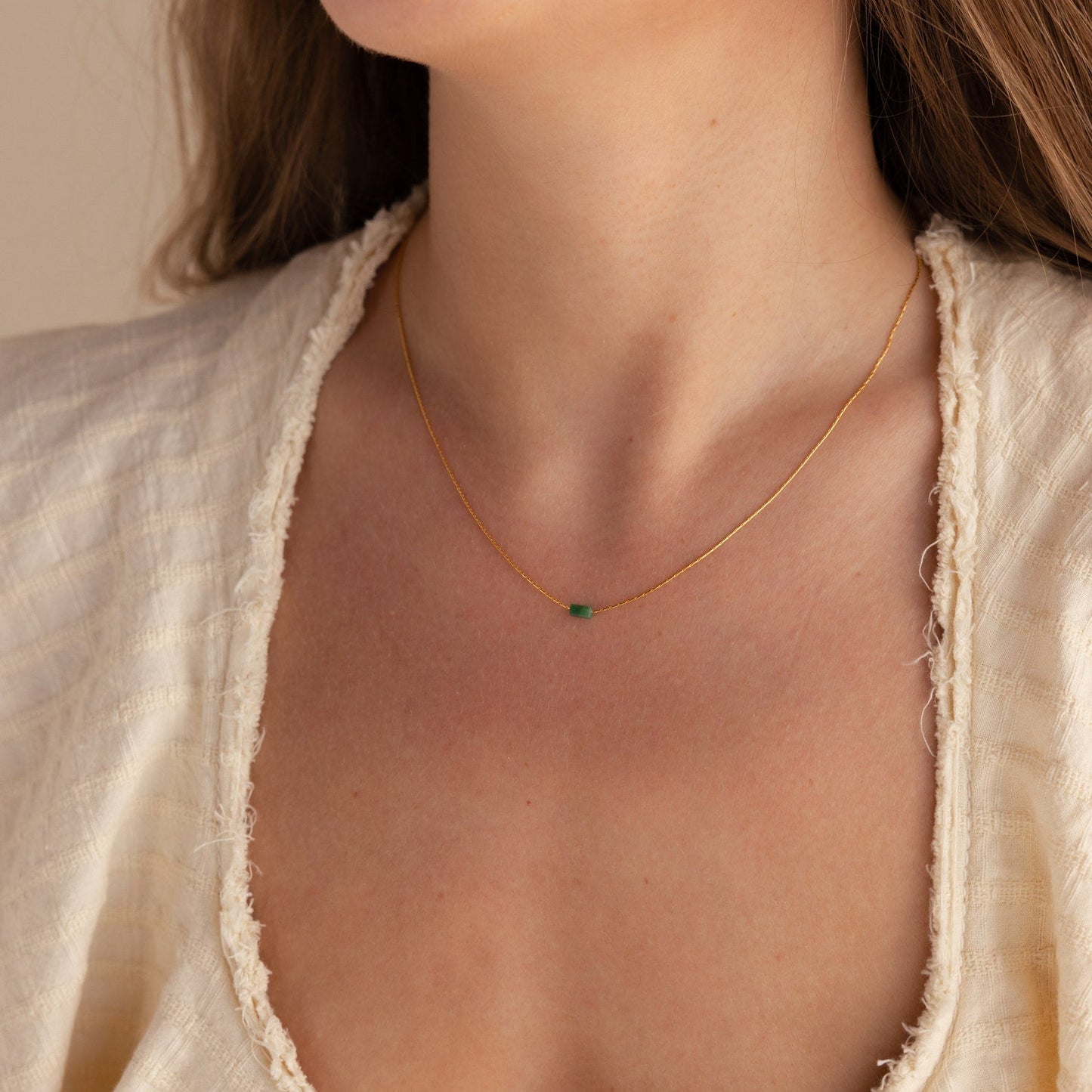 Delicado collar con barra de jade