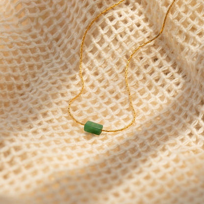 Delicado collar con barra de jade