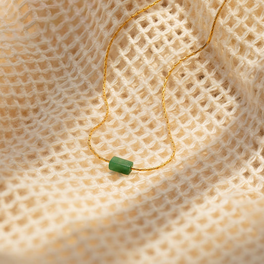 Delicado collar con barra de jade