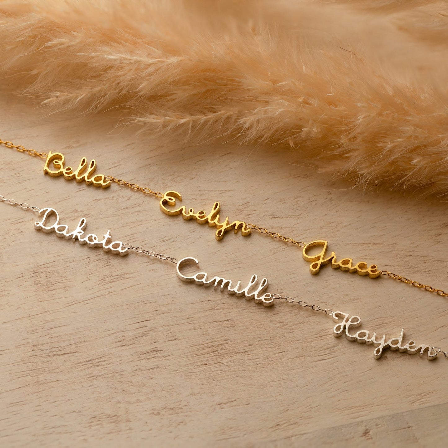 Delicado collar pequeño con varios nombres 