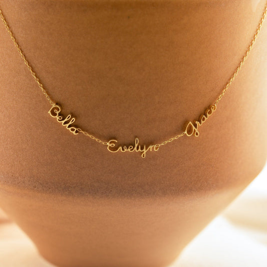 Delicado collar pequeño con varios nombres 