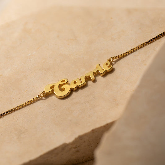 Collar con nombre Groovy en cadena de caja