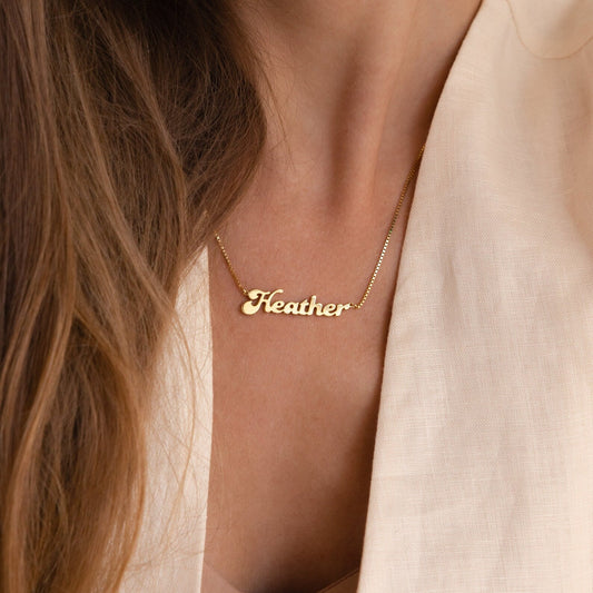 Collar con nombre Groovy en cadena de caja