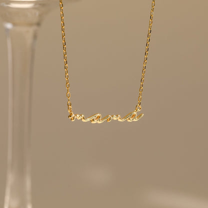 Delicado collar con nombre y burbujas
