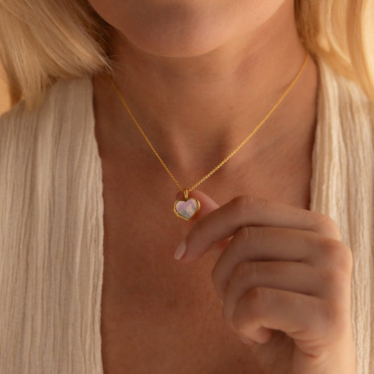 Collar con medallón de corazón de perla