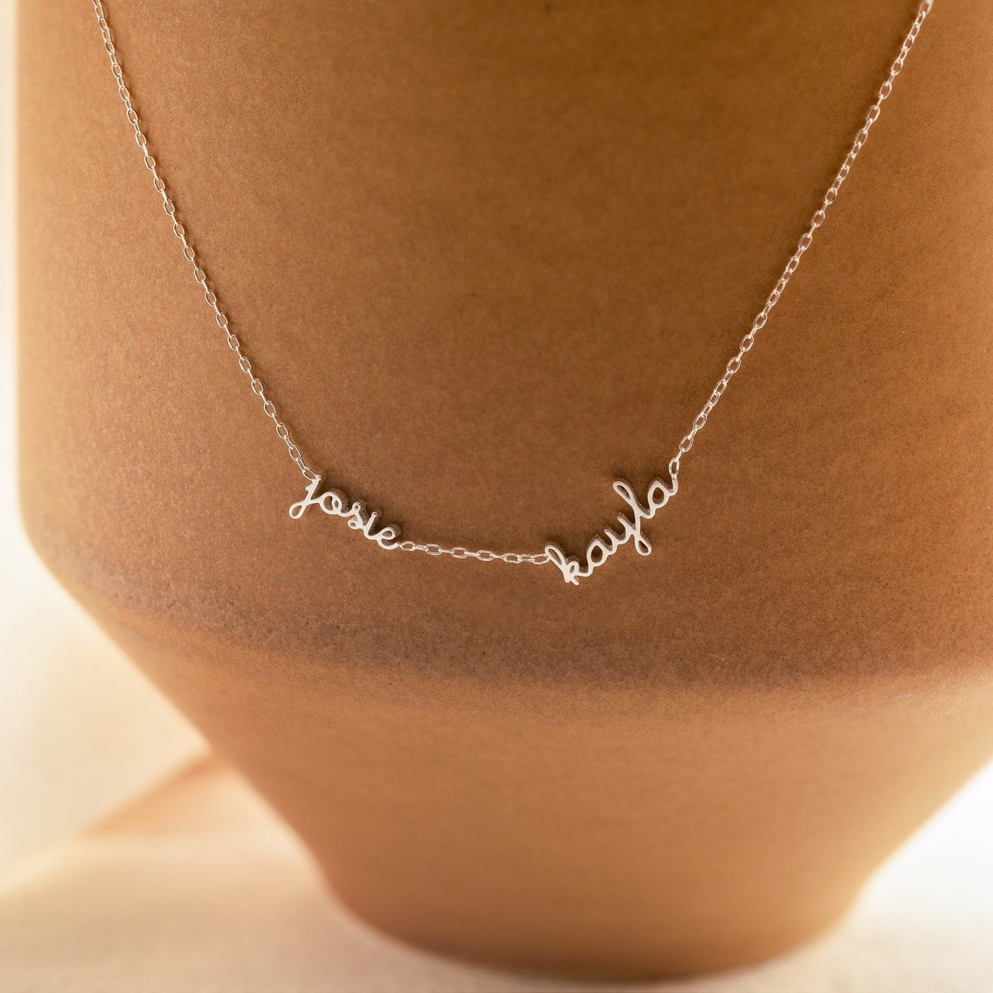 Delicado collar pequeño con varios nombres 
