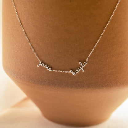 Delicado collar pequeño con varios nombres 
