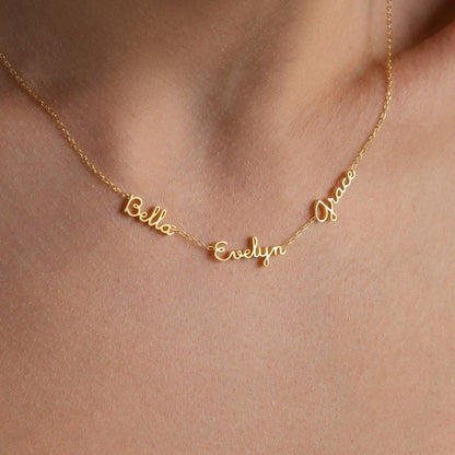 Delicado collar pequeño con varios nombres 