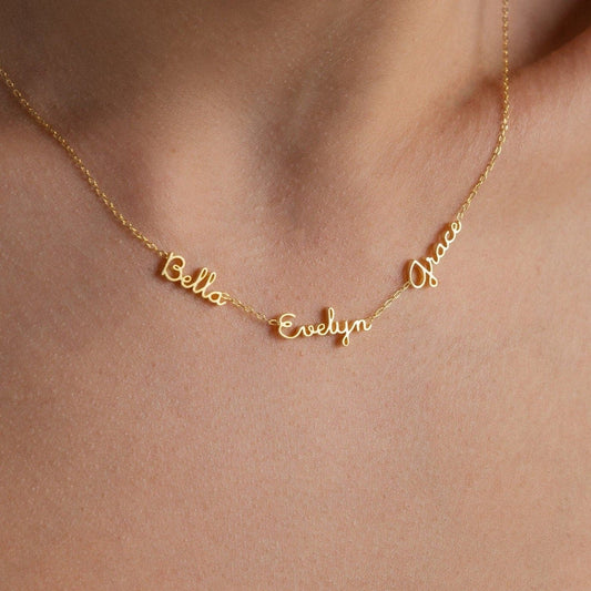 Delicado collar pequeño con varios nombres 