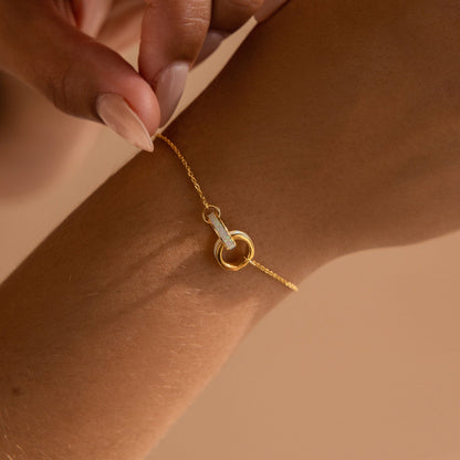 Pulsera con incrustaciones de ópalo entrelazado