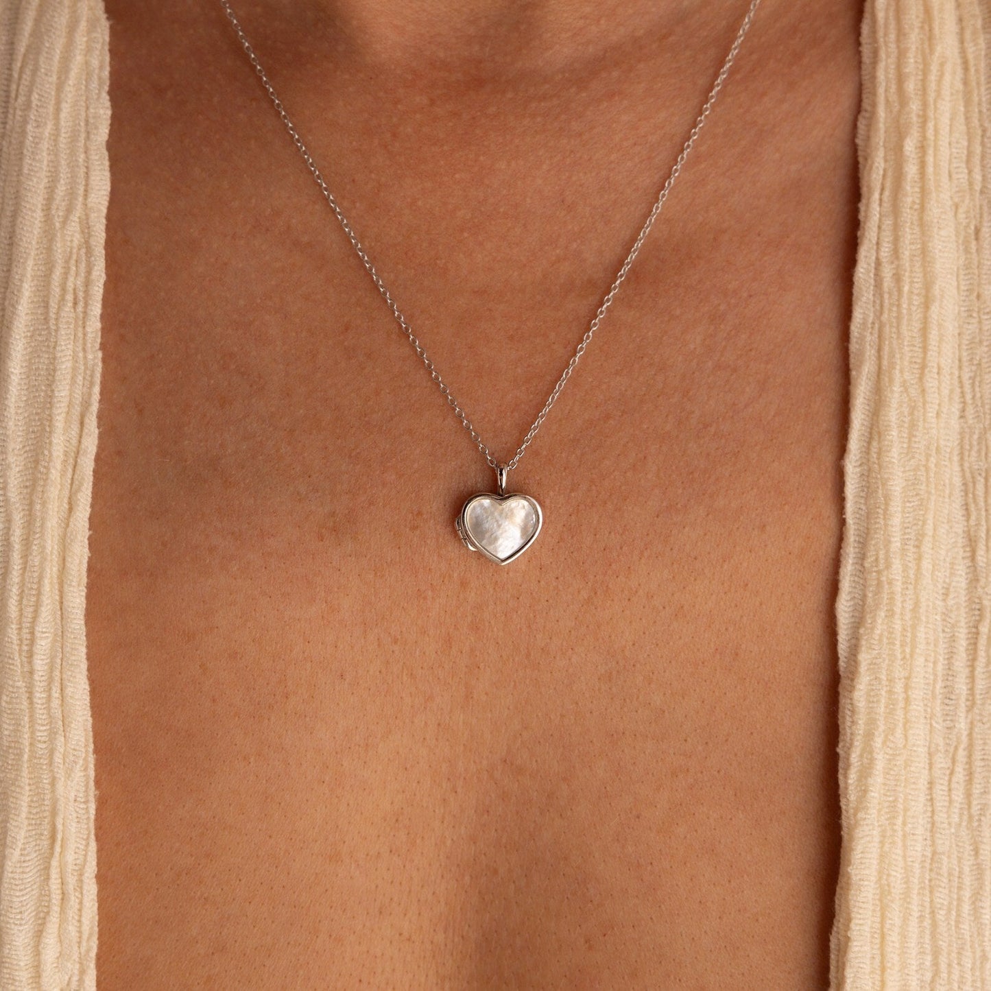 Collar con medallón de corazón de perla