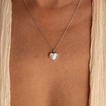 Collar con medallón de corazón de perla
