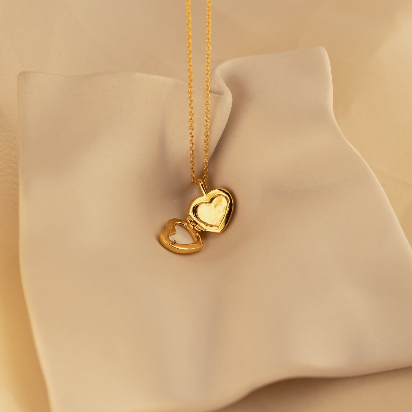 Collar con medallón de corazón de perla
