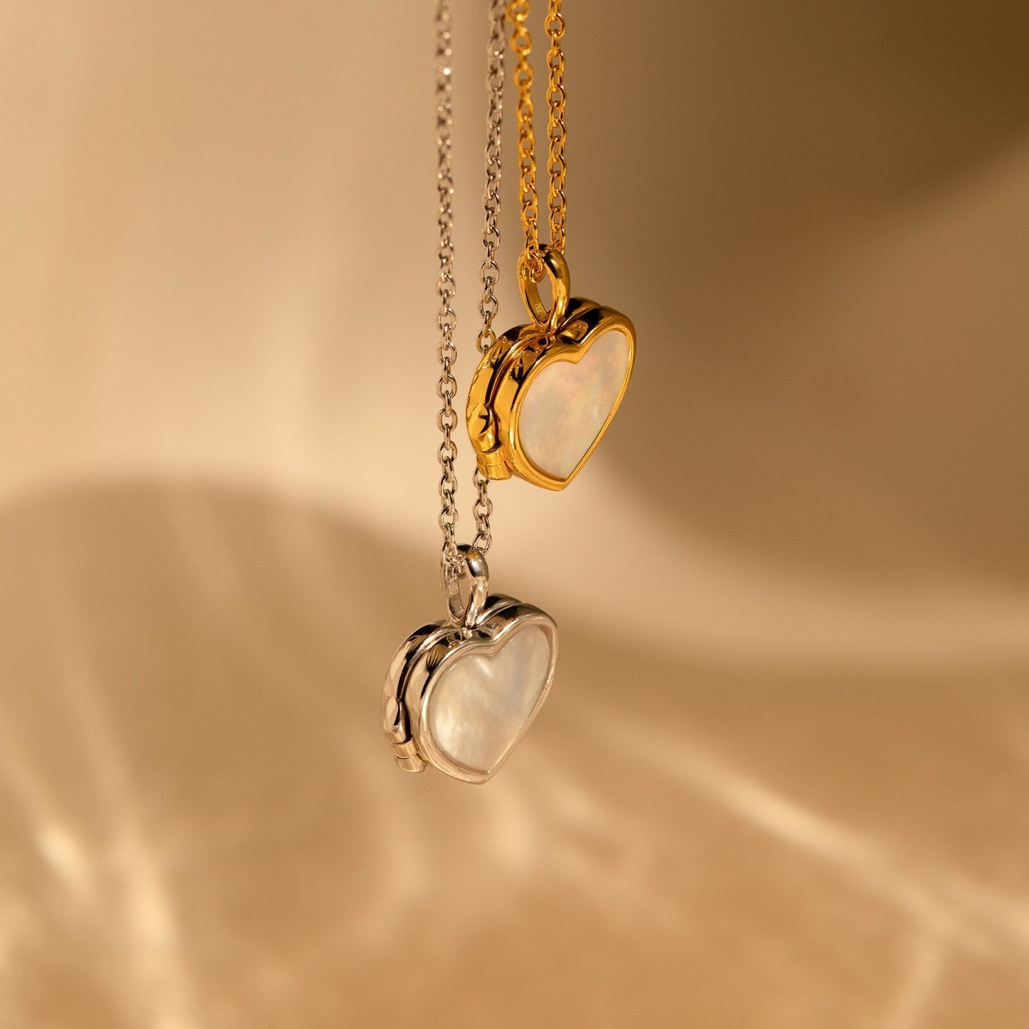 Collar con medallón de corazón de perla