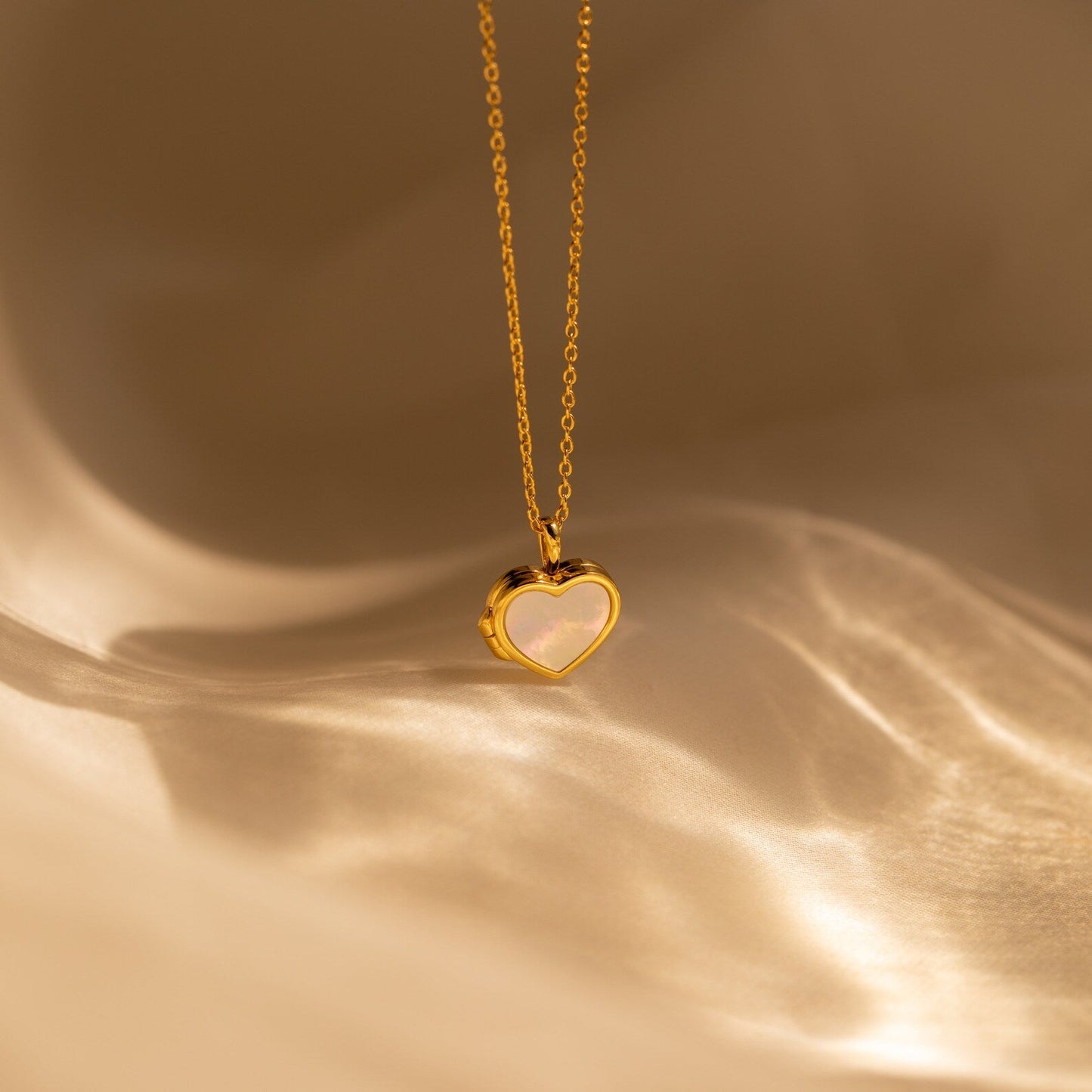 Collar con medallón de corazón de perla