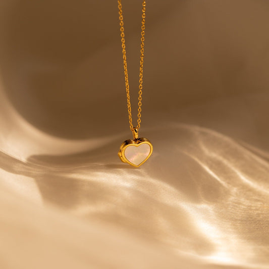 Collar con medallón de corazón de perla