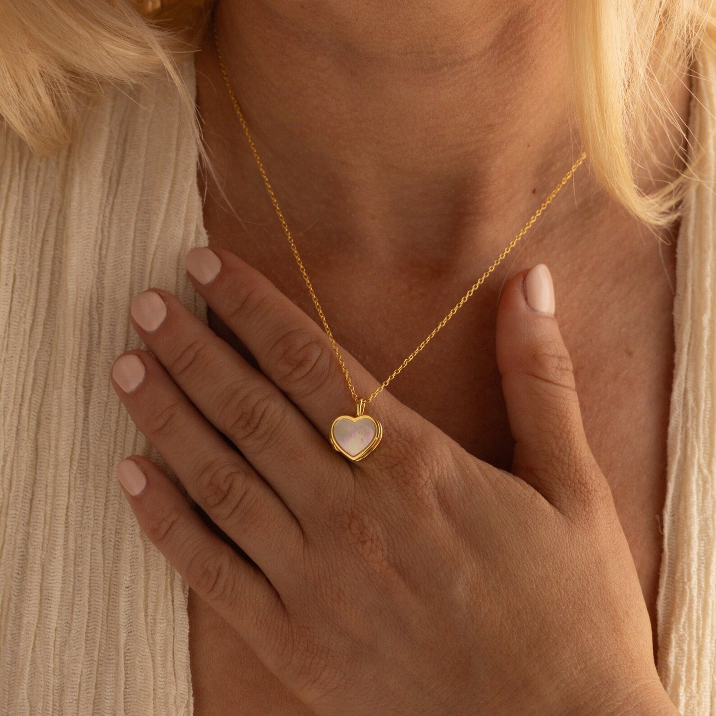 Collar con medallón de corazón de perla