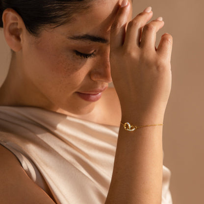 Pulsera con incrustaciones de ópalo entrelazado