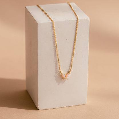 Collar de mariposa de ópalo rosa