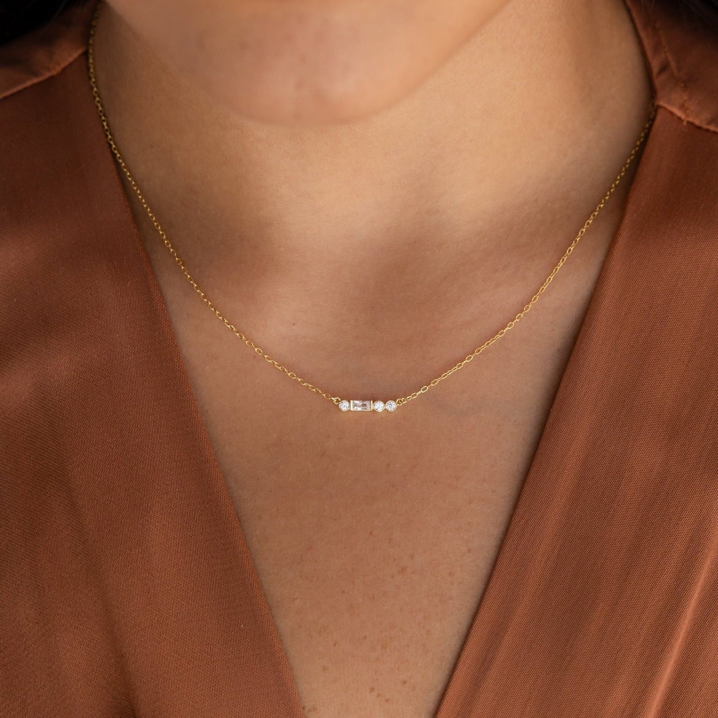 Collar con inicial en código Morse