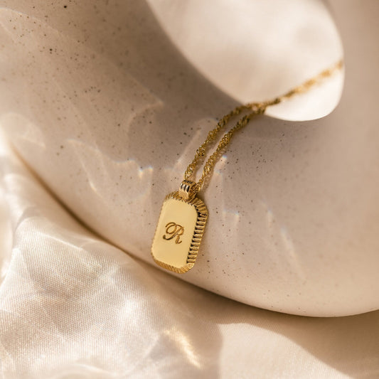 Collar tradicional con inicial acanalada