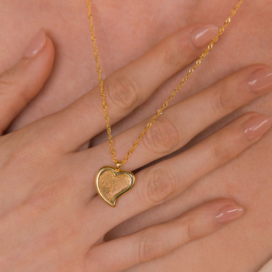 Collar de corazón con huellas dactilares