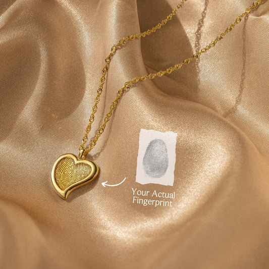 Collar de corazón con huellas dactilares
