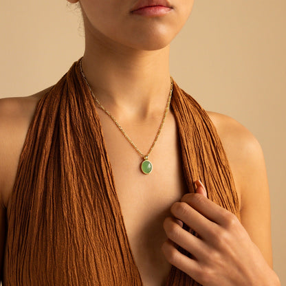 Collar con colgante ovalado de jade