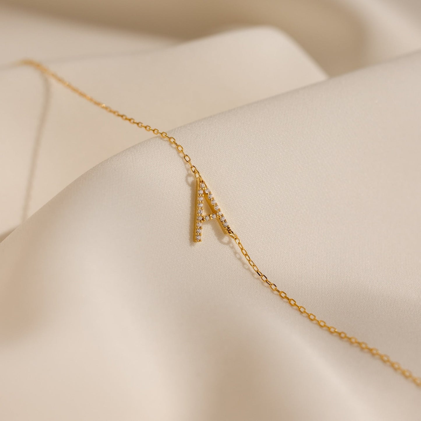 Mini collar con inicial lateral pavé
