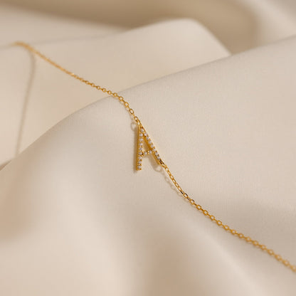 Mini collar con inicial lateral pavé