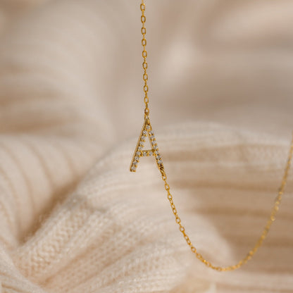 Mini collar con inicial lateral pavé