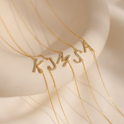 Mini collar con inicial lateral pavé