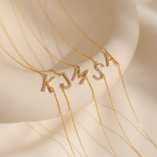 Mini collar con inicial lateral pavé