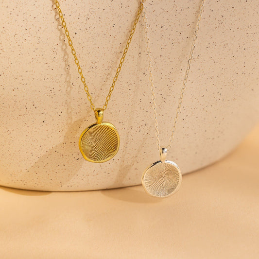 Collar de monedas con huellas dactilares