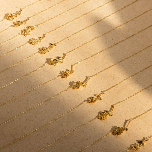 Collar con piedra de nacimiento de flor