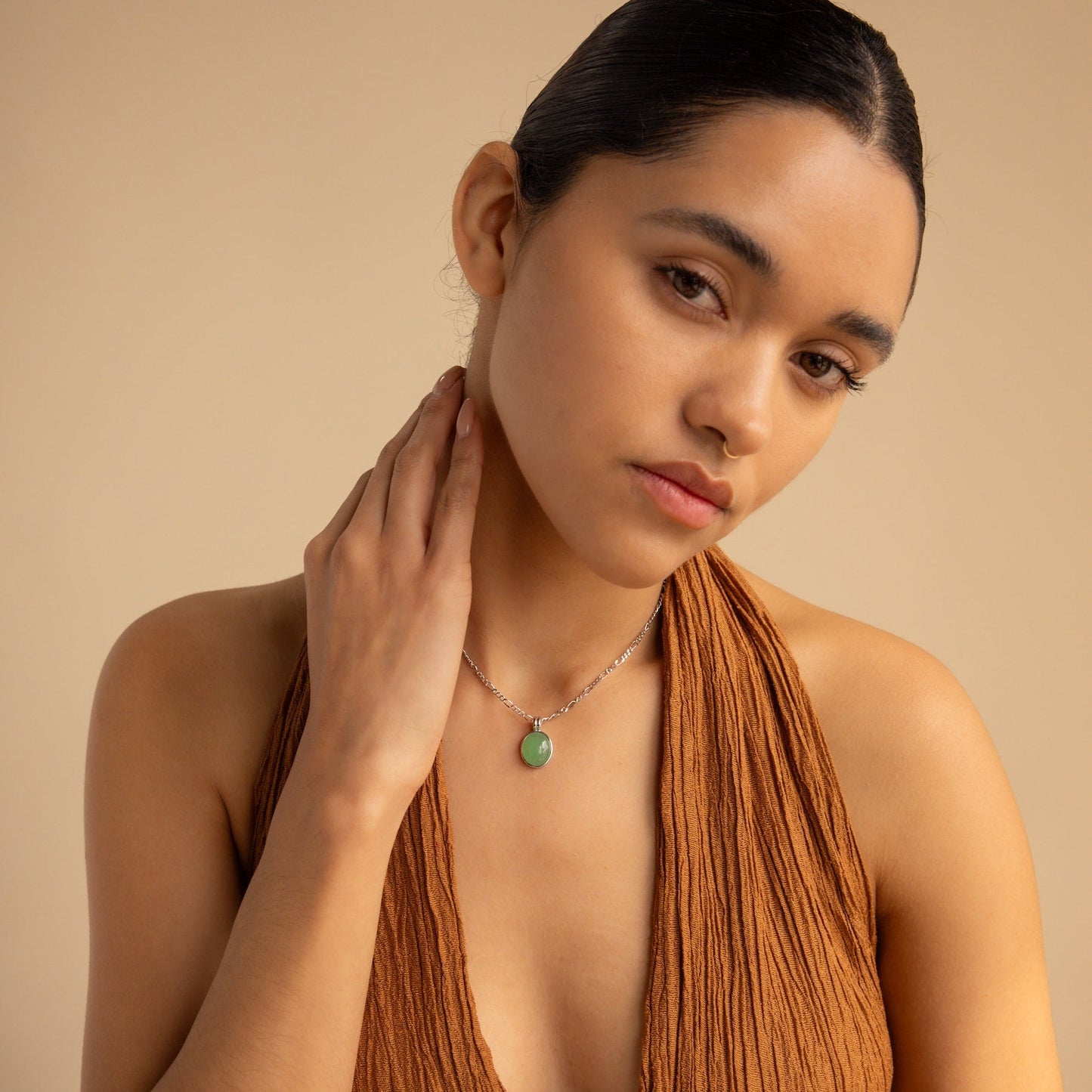 Collar con colgante ovalado de jade