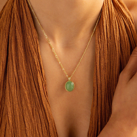 Collar con colgante ovalado de jade