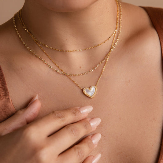 Collar de corazón de nácar pavé