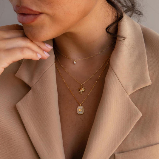 Collar con inicial de piedra preciosa pavé
