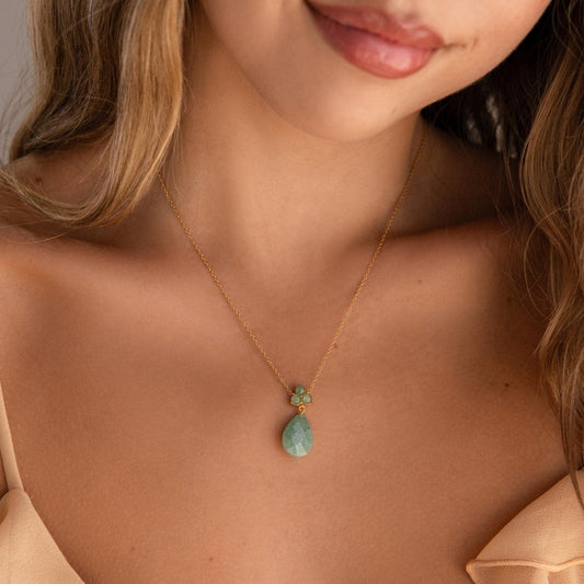 Collar de lágrima de jade 