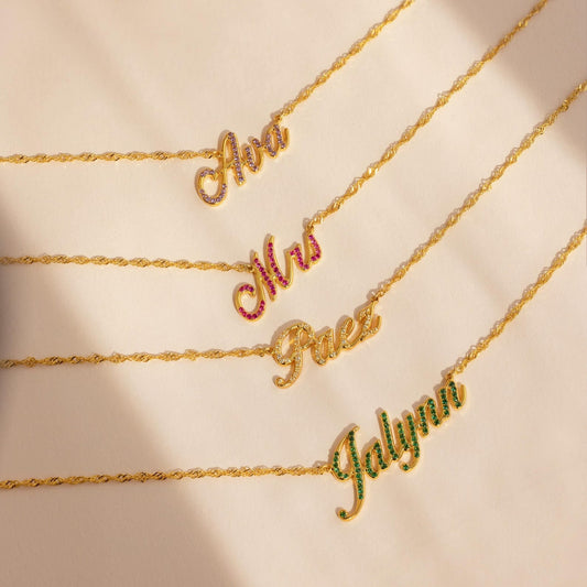 Elegante collar con nombre y piedra de nacimiento
