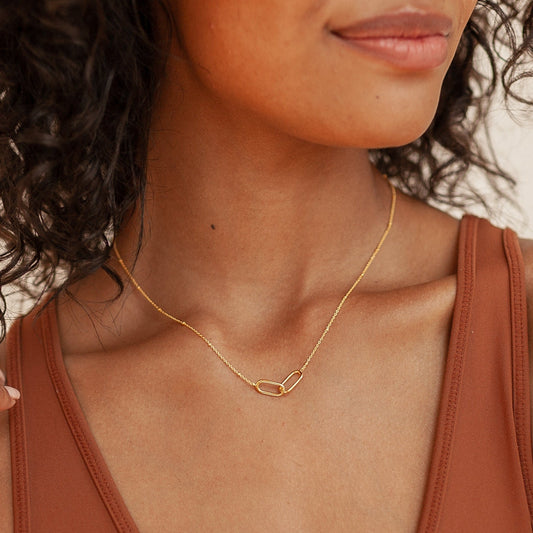 Collar colgante enlazado